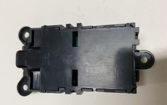 El botón del interruptor del candado de la puerta de Tesla modelo X 1038107-01-D