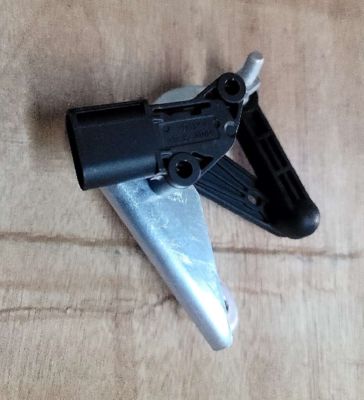 El sensor de suspensión de aire delantero izquierdo del Tesla Model S/X 2012-2021 1027941-00-B