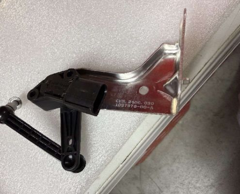 Modelo Tesla S/X Sensor de suspensión de aire delantero derecho 1044941-00-B 11x10x5cm